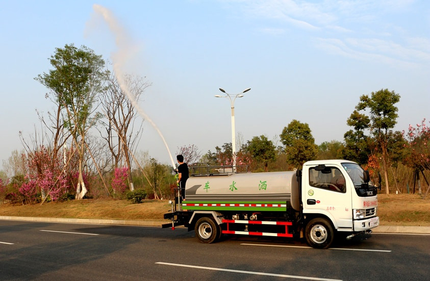 熱銷5噸東風(fēng)灑水車